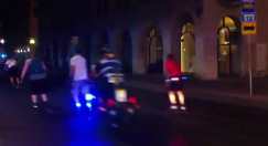 بالفيديو: تمرين ليلي للشرطة على الدراجات في شارع شديروت يروشلايم بمدينة يافا 